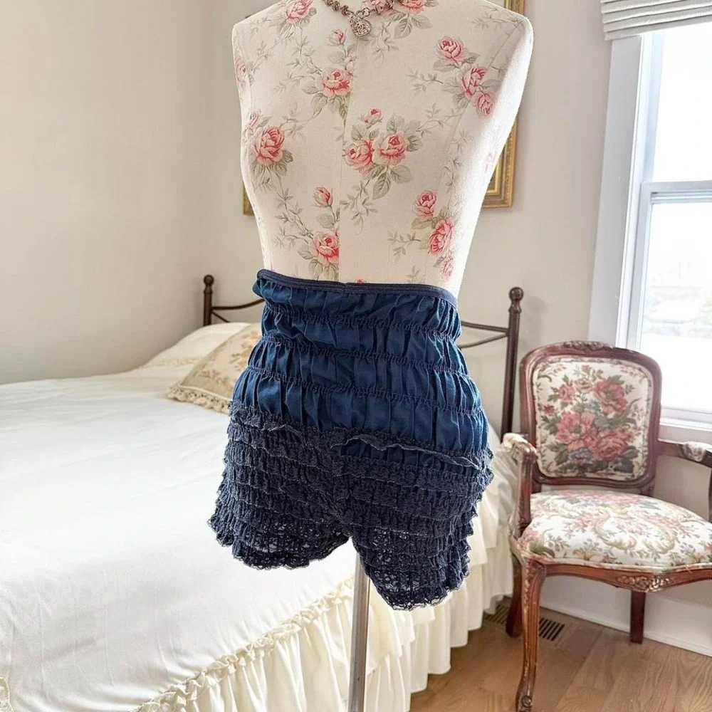 Blue ruffle bloomer shorts‎  60s navy ruffle shorts size medium